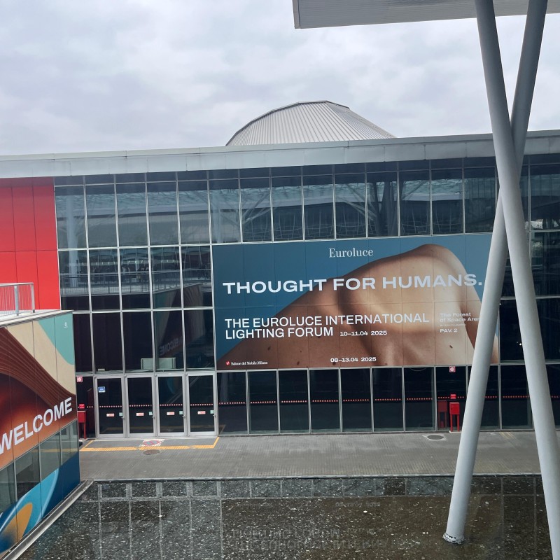 Наблюдение за выставкой освещения Milan Euroluce.