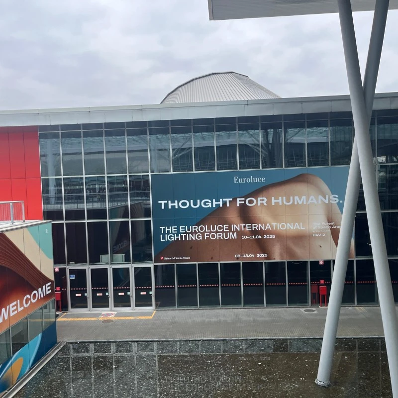 Наблюдение за выставкой освещения Milan Euroluce.